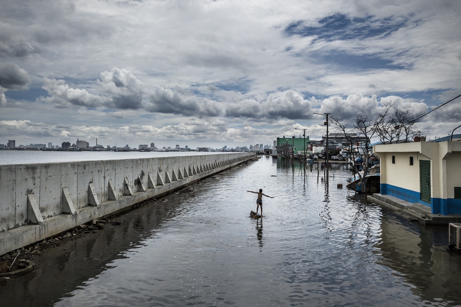 The newly built retaining wall cannot protect Jakarta from flooding. December 2018 (Photo: Kadir van Lohuizen)