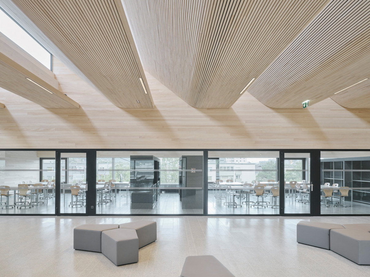 Aufstockung der HTL Bau und Design – atelierartiges Ambiente mit Blick auf Innsbruck