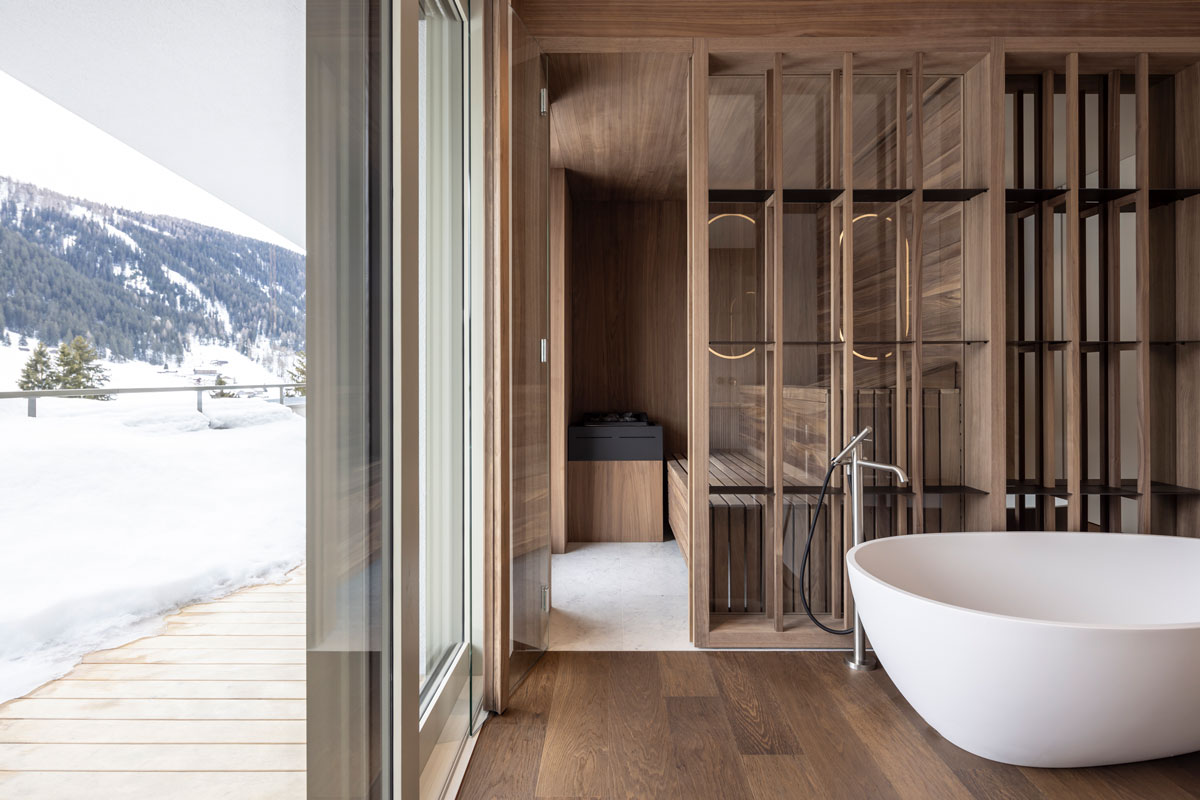 Badezimmer und Sauna mit Ausblick über die Schweizer Alpen, Penthouse Graubünden (Photo: Ingo Rasp)